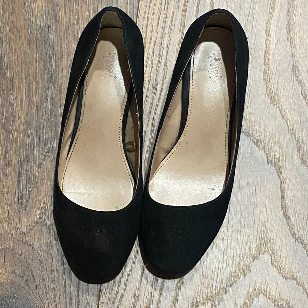 Fioni black heels with shiny  Gold detail